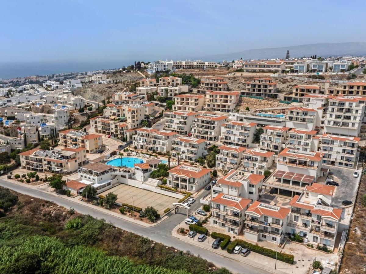 Wellclub - Wellness Family Experience - Seaview Hotel Paphos Bagian luar foto