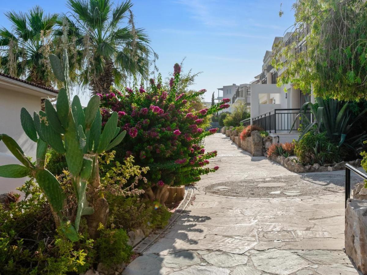 Wellclub - Wellness Family Experience - Seaview Hotel Paphos Bagian luar foto