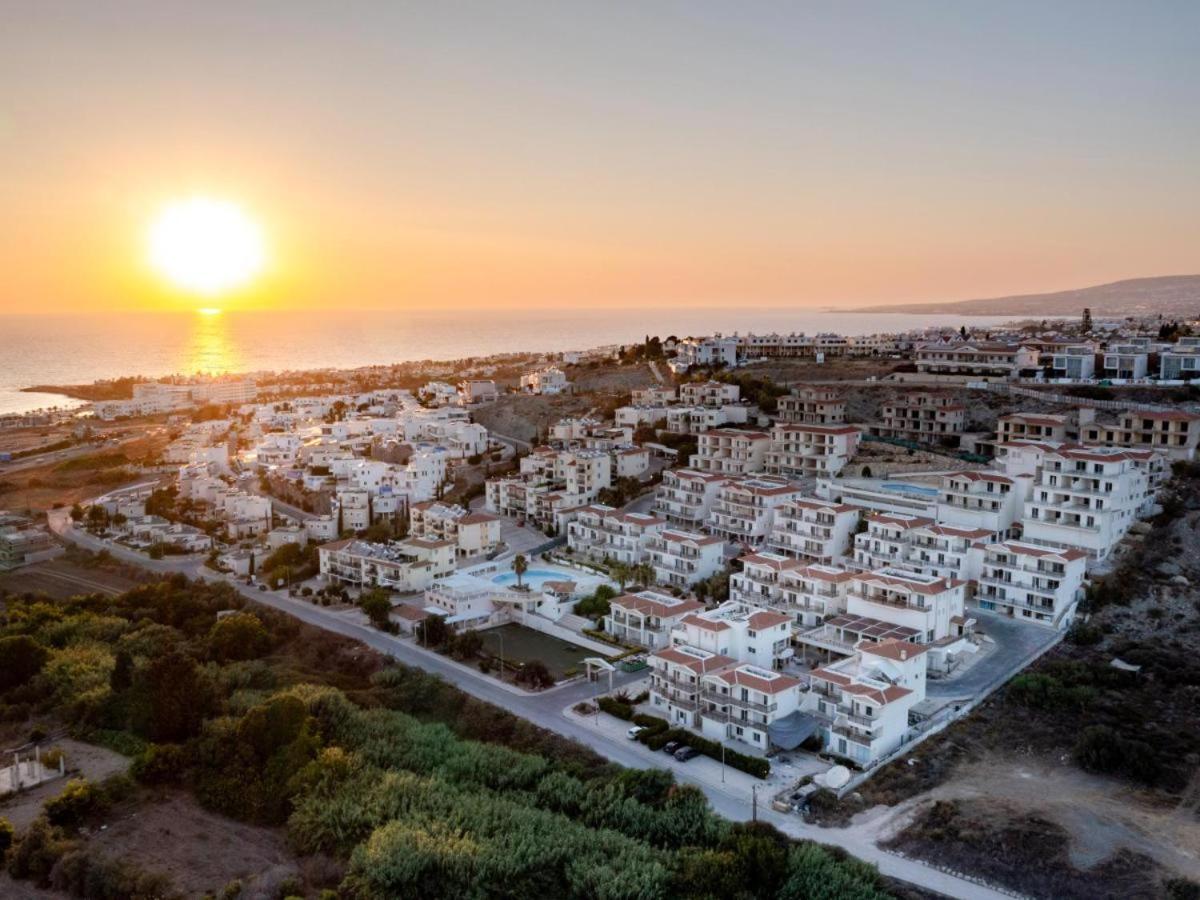 Wellclub - Wellness Family Experience - Seaview Hotel Paphos Bagian luar foto