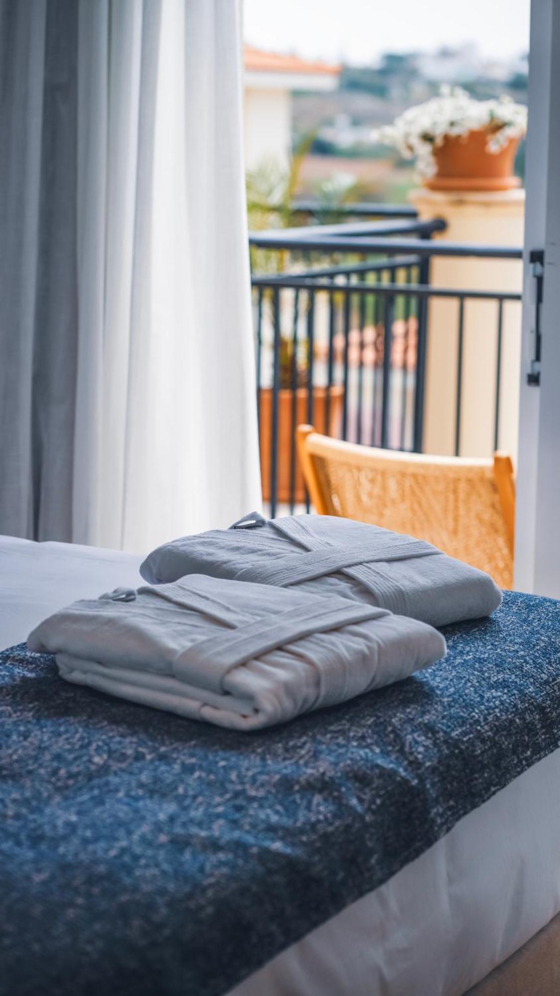 Wellclub - Wellness Family Experience - Seaview Hotel Paphos Bagian luar foto